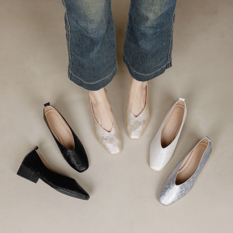 Zapatos casuales de piel con bordado elegante