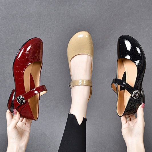Tacones altos planos y brillantes