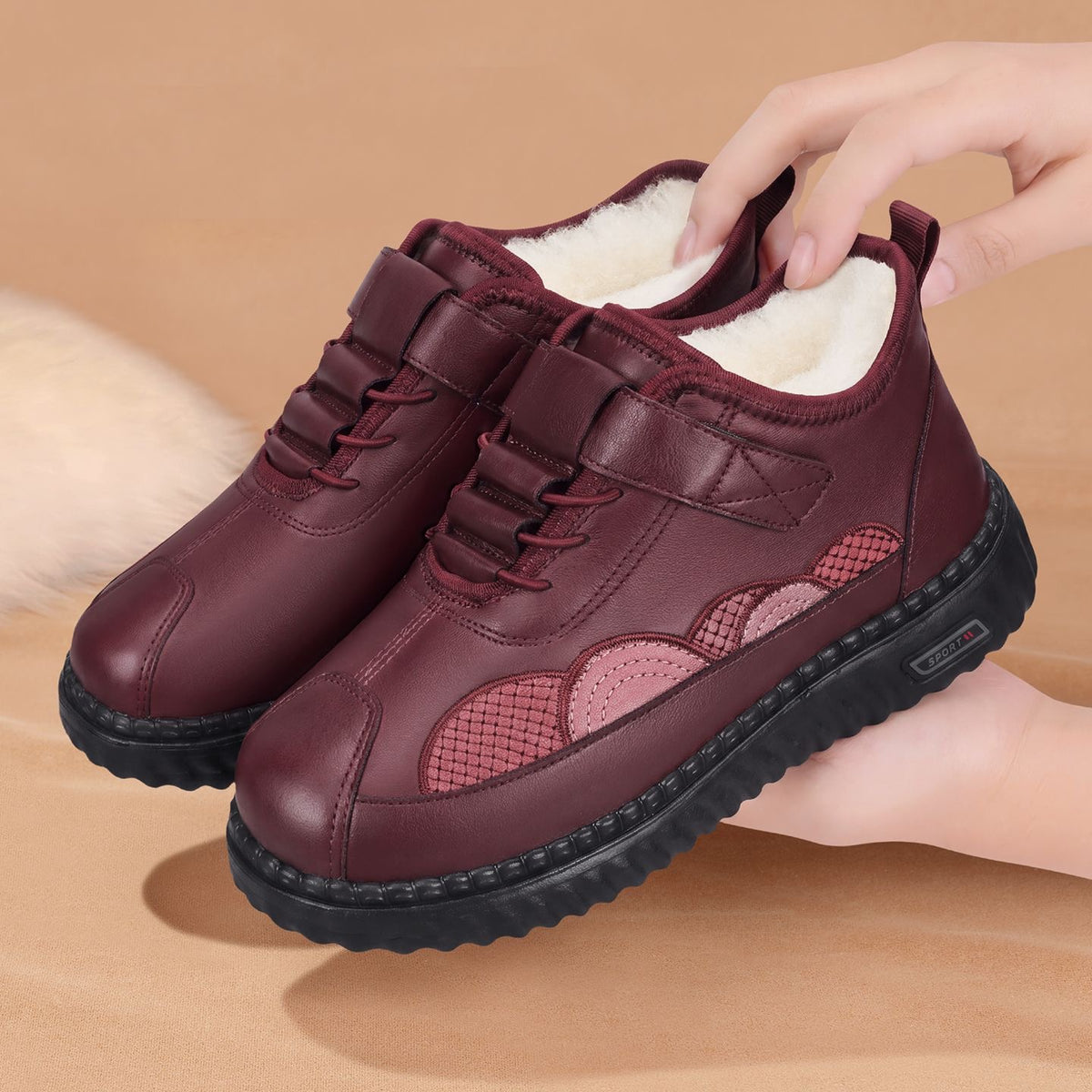 Zapatilla abrigada con cierre de velcro