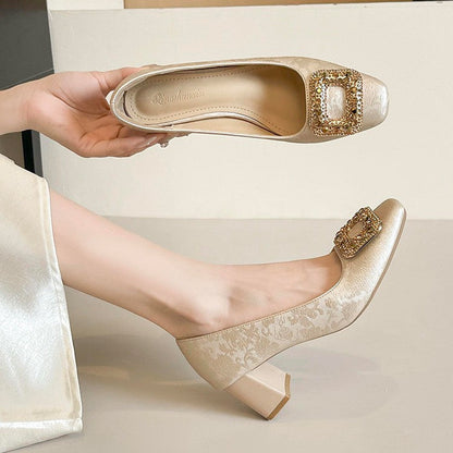 Zapatos de tacón grueso con hebilla cuadrada y pedrería