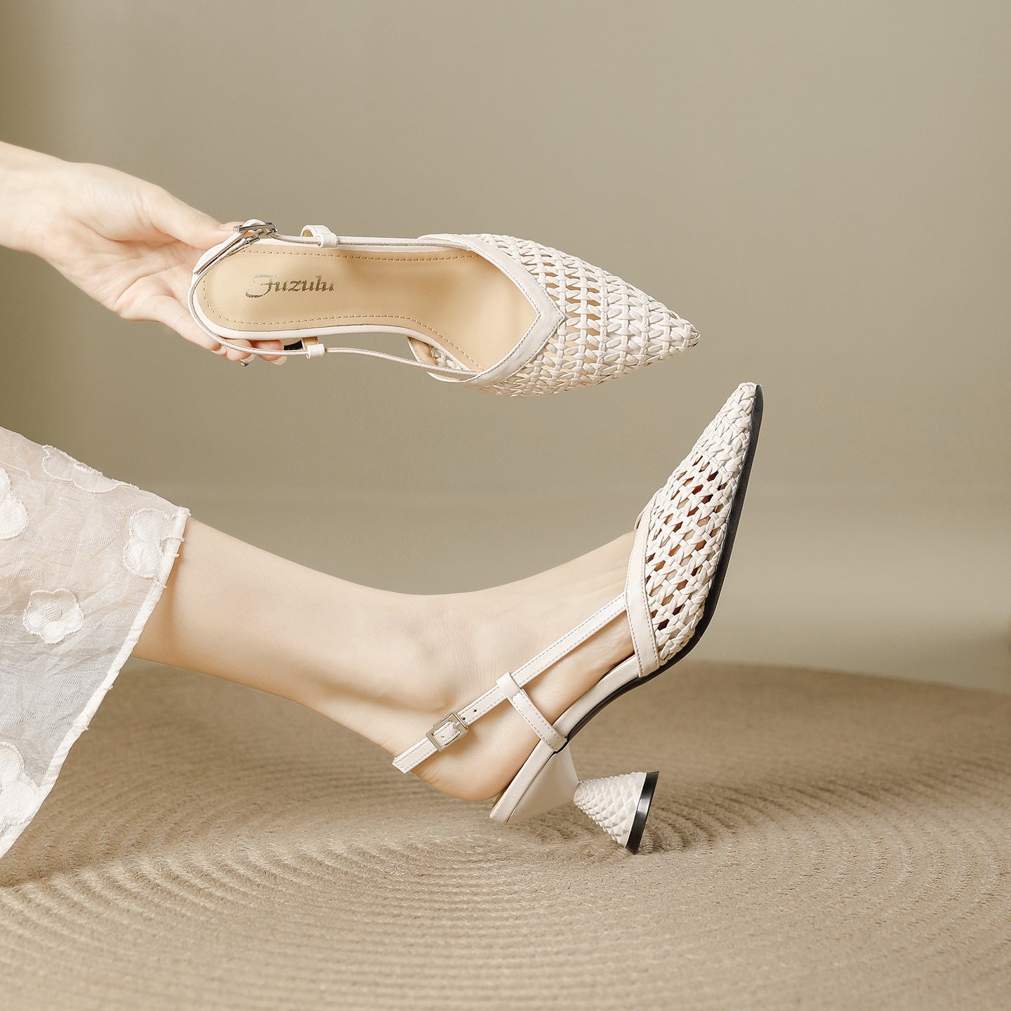 Sandalias de punta cerrada con diseño tejido y detalles calados