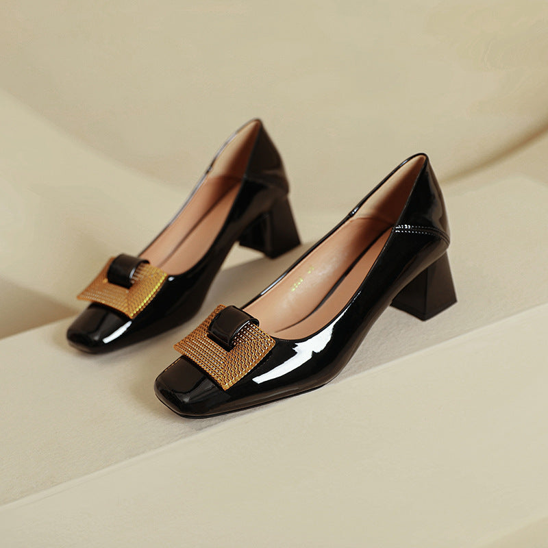Tacones de charol con punta cuadrada