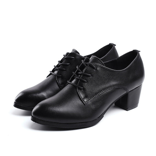 Zapatos de piel con cordones y tacones gruesos