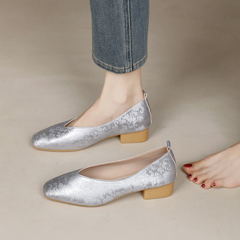 Zapatos casuales de piel con bordado elegante