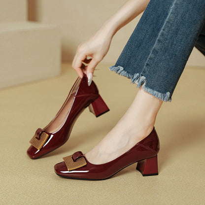Tacones de charol con punta cuadrada