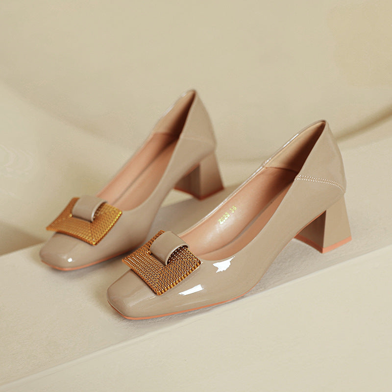 Tacones de charol con punta cuadrada