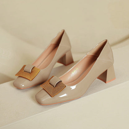 Tacones de charol con punta cuadrada