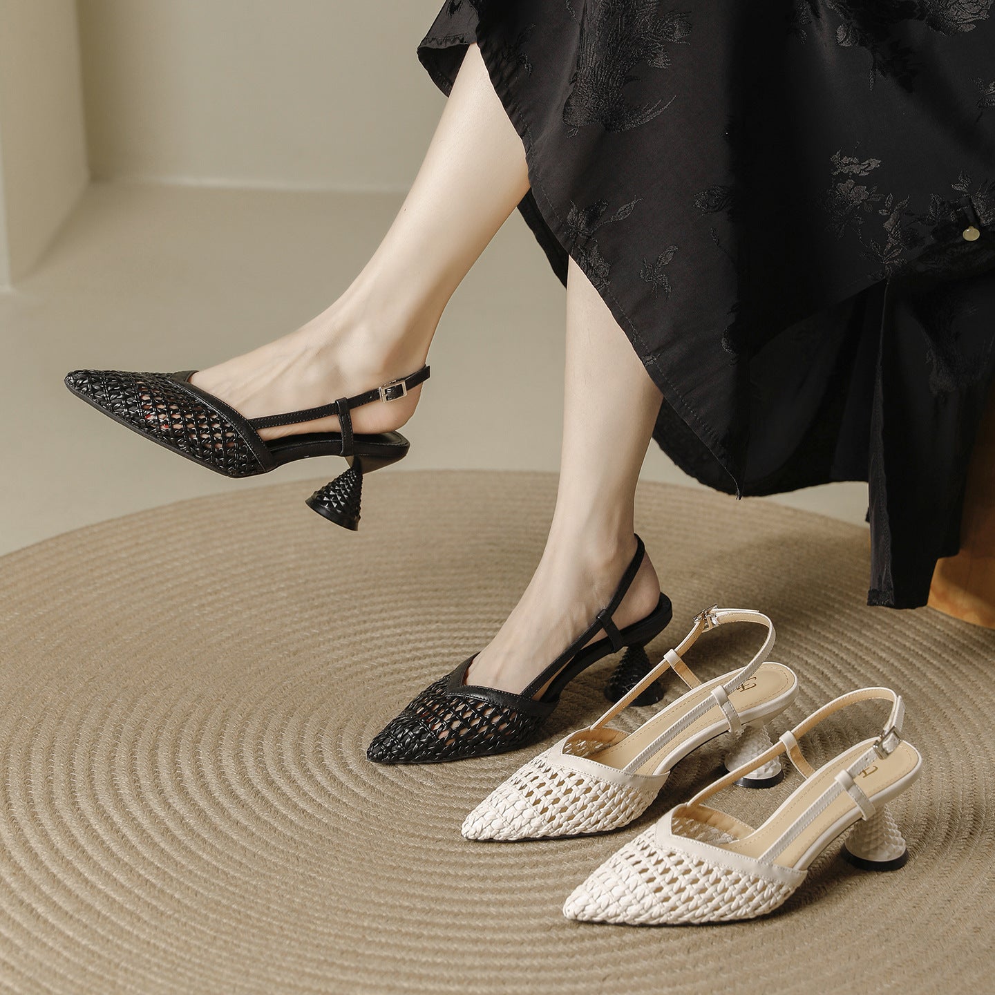 Sandalias de punta cerrada con diseño tejido y detalles calados
