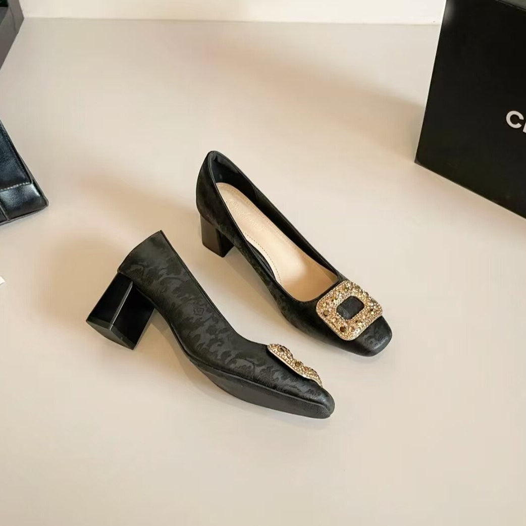 Zapatos de tacón grueso con hebilla cuadrada y pedrería