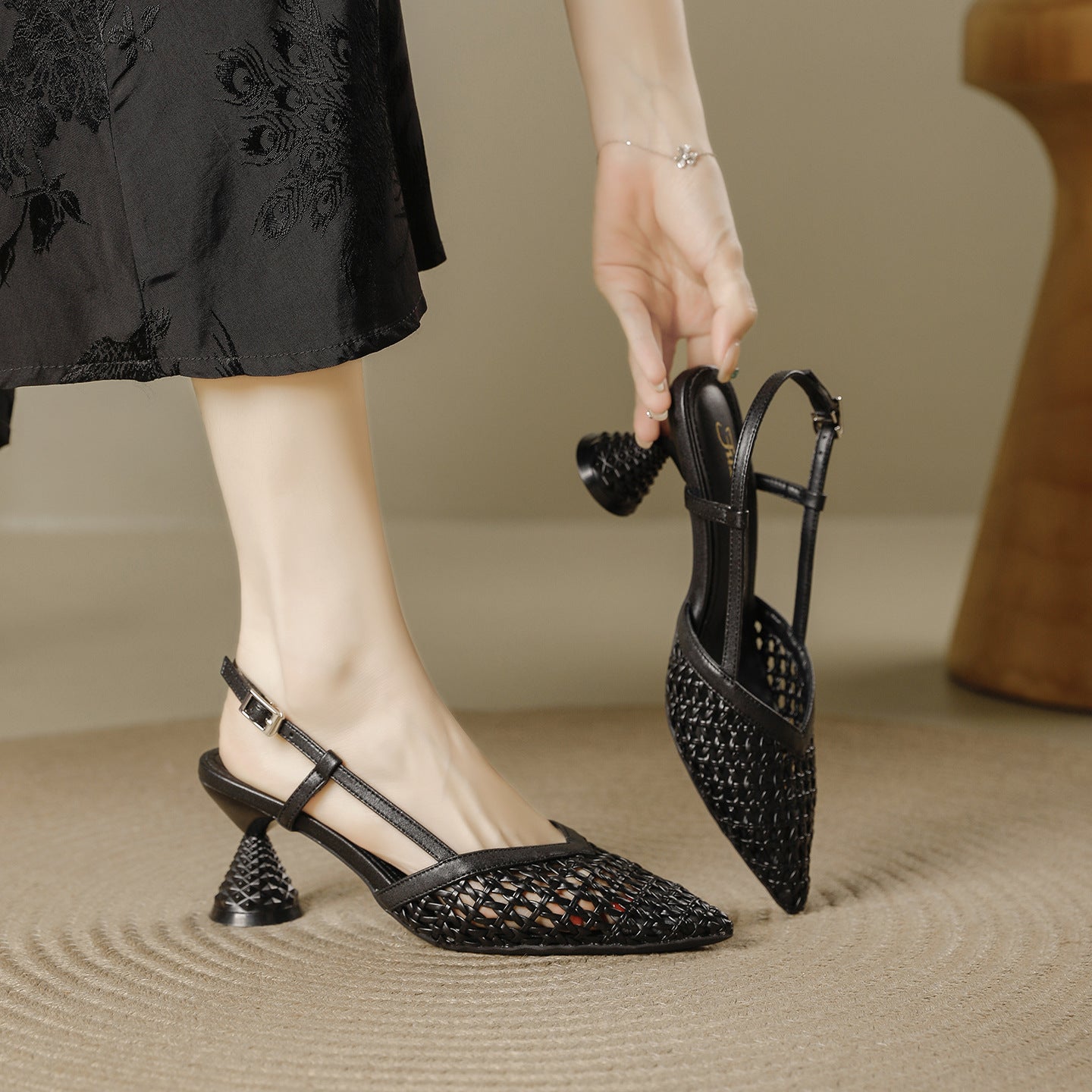 Sandalias de punta cerrada con diseño tejido y detalles calados