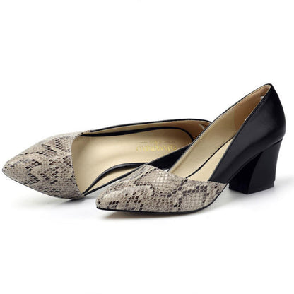 Tacones de moda con punta afilada y diseño en dos tonos