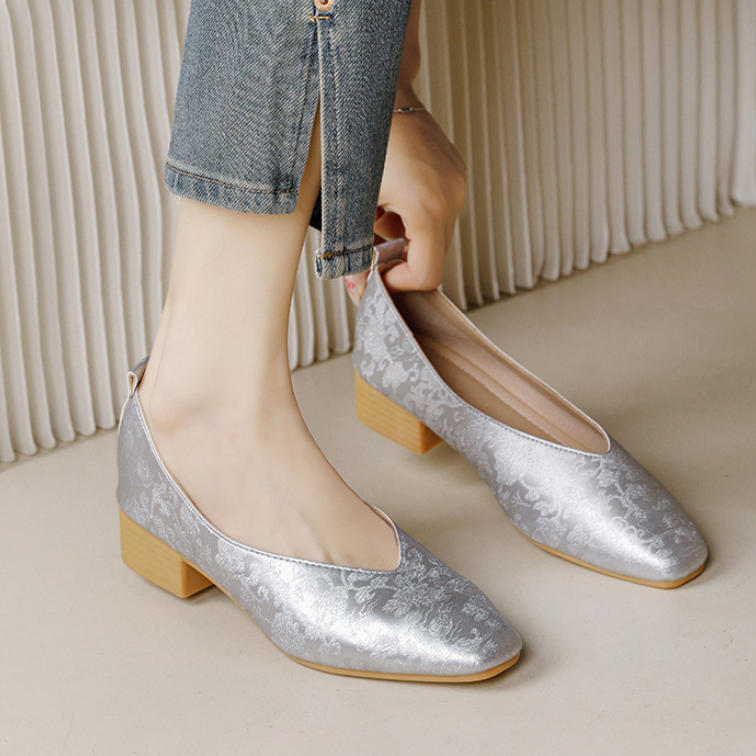 Zapatos casuales de piel con bordado elegante